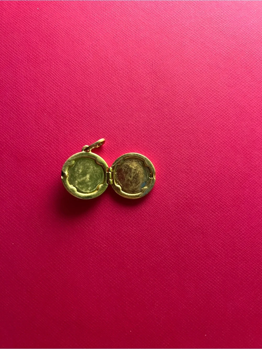 Gold Round Locket with Pearl and Black Stripes - Picture 4 of 5